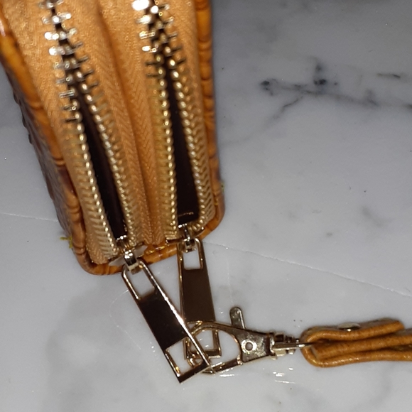 Nwot wallet/wristlet - Picture 6 of 7